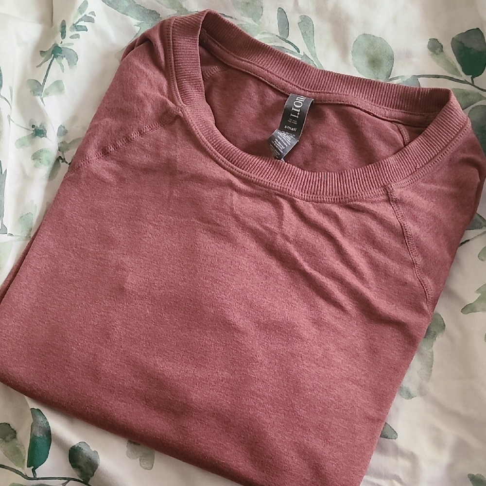 Vuori Women's Sweatshirt in Mauve